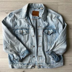 Levi’s 90s Trucker oversized jacket in light wash indigo. Size L.